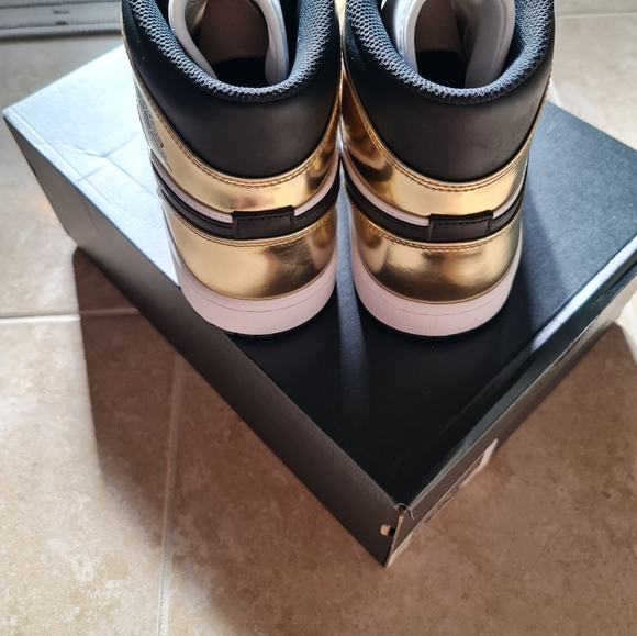 NWT Air Jordan 1 Mid SE "Metallic Gold" sneakers, Size 12 - Picture 5 of 8